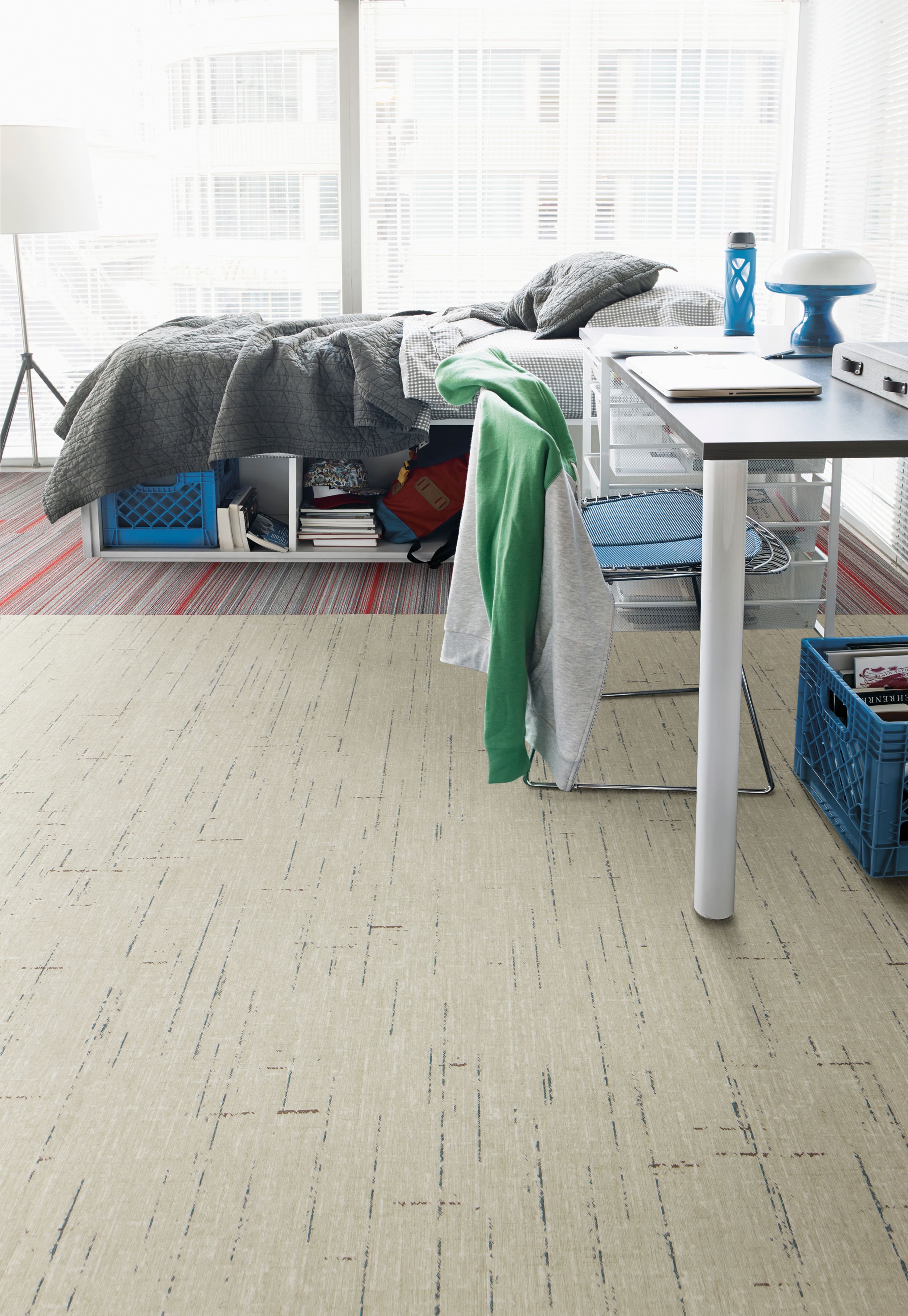 Interface Raw Materials plank LVT and Aglow plank carpet tile in residential living. numéro d’image 3